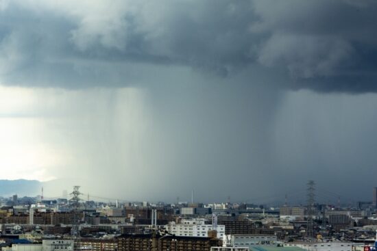 外出中のゲリラ豪雨は回避可能？天候急変の前兆と対策を徹底チェック！